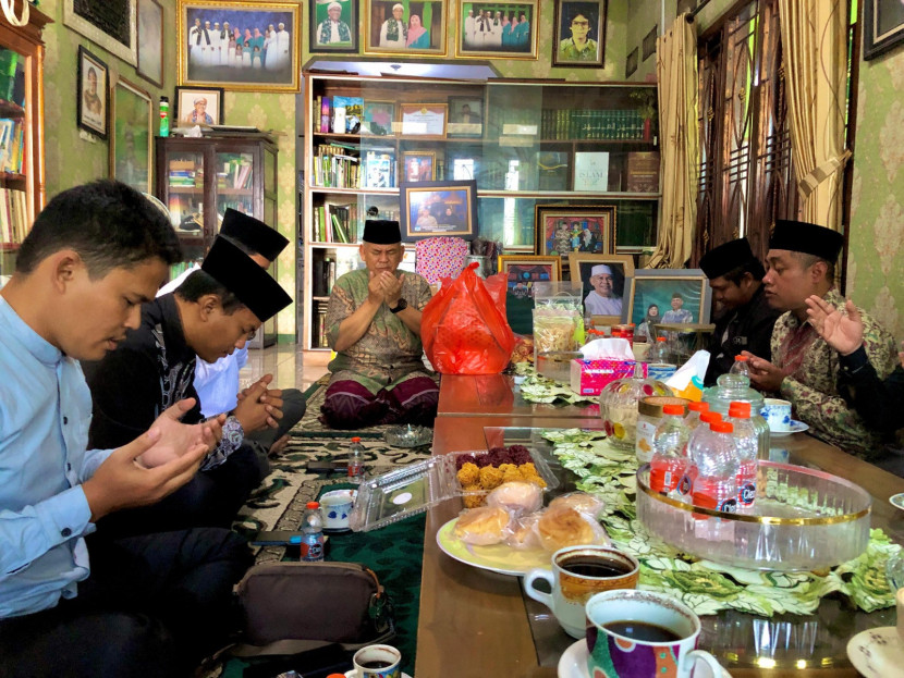 Berdoa usai Kegiatan Silaturahim & Musyawarah Pembentukan Susunan Pengurus MA IPNU Kota Depok pada Rabu (02/07/2025). (Foto: LTN NU Depok) 