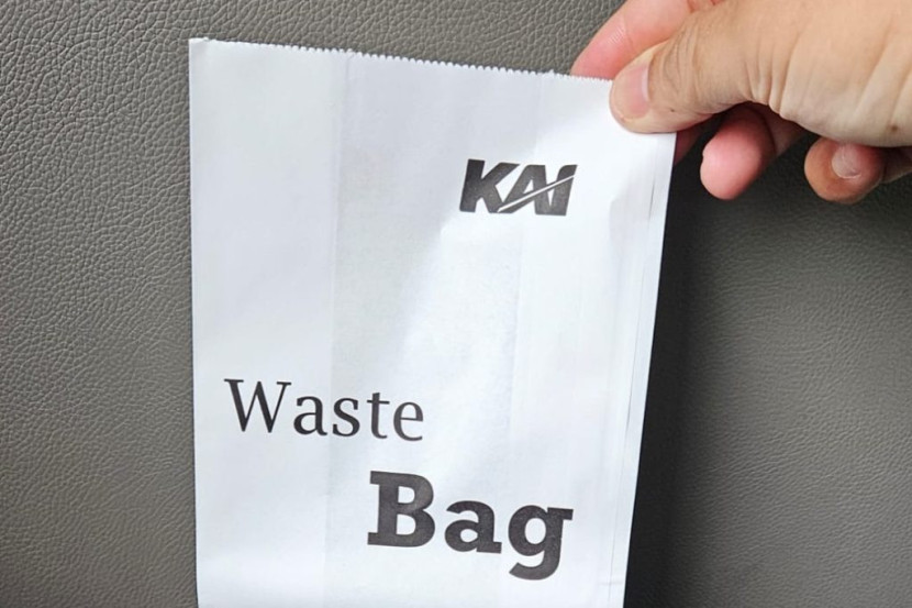 Waste bag, langkah nyata KAI untuk mengurangi penggunaan plastik sekali pakai dan memberikan kontribusi positif terhadap kelestarian lingkungan. (Foto: Humas PT KAI)