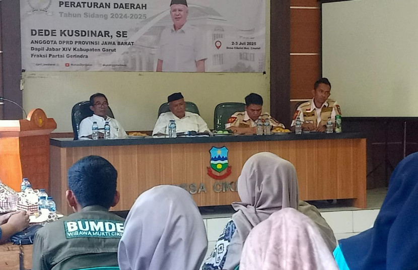 Dengar pendapat dengan anggota DPRD Provinsi Jawa Barat (Jabar) Komisi II Fraksi Gerindra, H. Dede Kusdinar, SE di Aula kantor Desa Cikelet, Kabupaten Garut, Jabar, Selasa (02/07/2025). (Foto: Ridwan/RUZKA INDONESIA) 