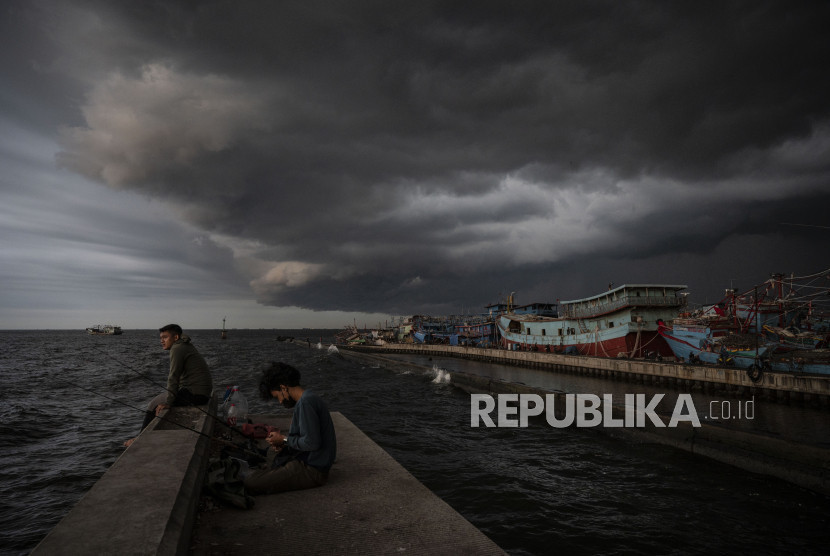 Langit mendung di sekitar pantai. 
