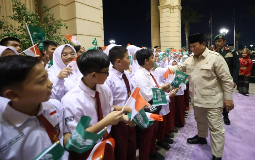 Presiden Prabowo disambut meriah siswa Indonesia di Jeddah. (BPMI Setpres)