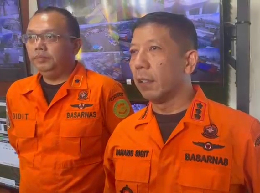 Kepala Kantor SAR Surabaya, Nanang Sigit (kanan) menyampaikan perkembangan terkait peristiwa tenggelamnya KMP Tunu Pratama Jaya