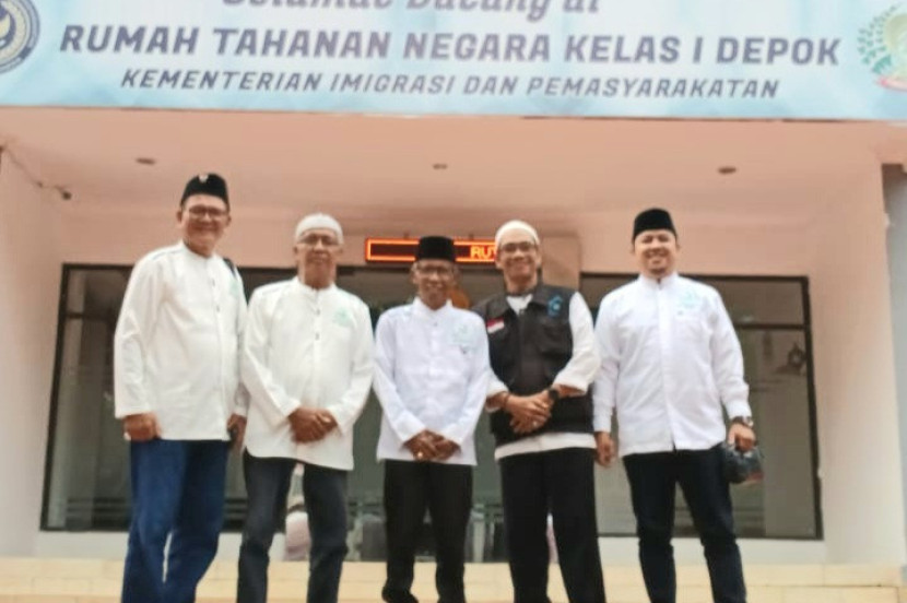 Pengurus MT Balwan berfoto bersama di depan Rutan Kelas I Depok.
