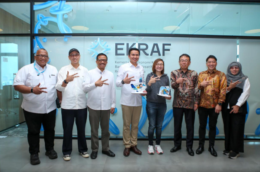 (ki-ka) Iman Santosa (Dir. Penerbitan & Fotografi), Rakhman Azhari (Co-founder Mindblowon/Tahilalats), Ade R. Susardi (eks Dir. Niaga Garuda Indonesia 2020–2025), Wamildan Tsani (Dirut Garuda Indonesia), Irene Umar (Wamen Ekraf RI), Atsushi Kurita (Presdir PT MMKSI), Kazuto Azuma (Dir. After Sales MMKSI), dan Yuana R. Astuti (Dir. Konten Digital Kemenparekraf). (Doc. MMKSI).
