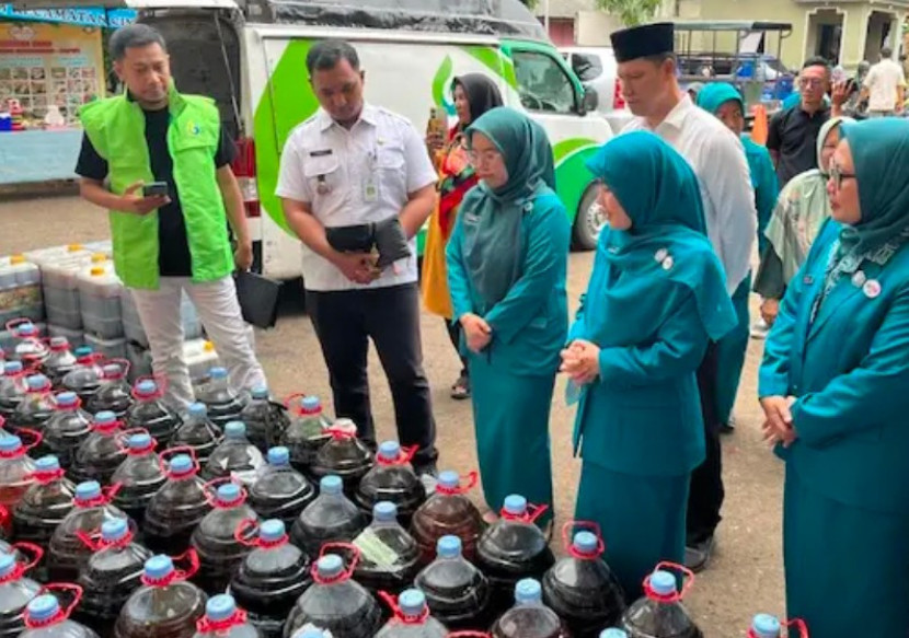 Ketua Tim Penggerak Pemberdayaan dan Kesejahteraan Keluarga (TP-PKK) Kota Depok, Siti Barkah Hasanah memberikan apresiasi atas dukungan yang diberikan Kecamatan Cimanggis dalam menyukseskan program Sembako Rakyat Minyak Jelantah (Sera Mijel). (Foto: Dok Diskominfo Kota Depok)