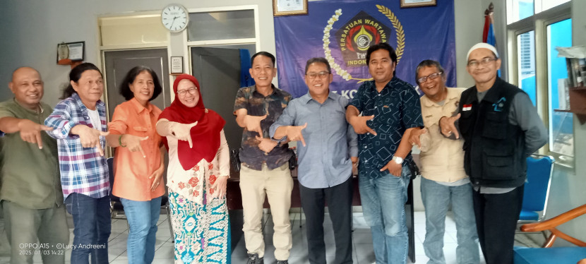 Ketua Umum Persada Eko Pandoyo Wisnu Bawono (empat kanan) dan Ketua Panitia Persada Cup ke-7, Reni Siti Nuraeni (empat kiri) berfoto bersama dengan pengurus PWI Kota Depok, Kamis (3/7/2025).