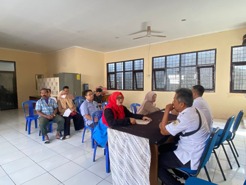 Warga Cipanengah Kota Sukabumi tengah memanfaatkan program larasita, Rabu (2/7/2025).