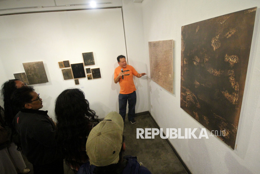 Seniman Iswanto Soerjanto menjelaskan karya-karyanya bertajuk 'Purnama (dan) Tilem' yang dipamerkan di Orbital Dago Gallery, Kota Bandung, Kamis (3/7/2025). Foto: Edi Yusuf