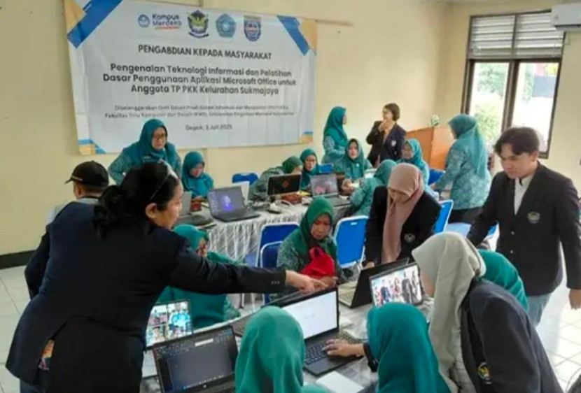 Para kader PKK Kelurahan Sukmajaya sedang dilatih Pengenalan Teknologi Informasi dan Pelatihan Dasar Penggunaan Aplikasi Microsoft Office. (Foto: Dok Diskominfo Kota Depok)