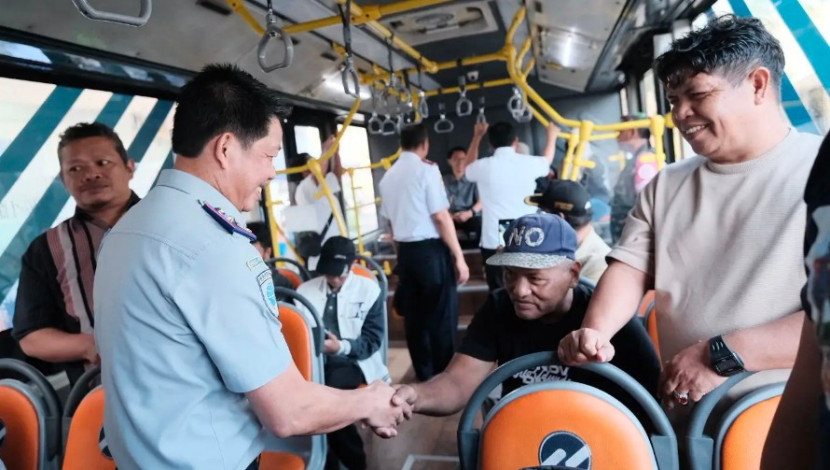 Kepala Dishub Kota Depok, Zamrowi saat menyapa penumpang TransJabodetabek rute Terminal Sawangan- Lebak Bulus. (Foto: Dok Diskominfo Kota Depok)