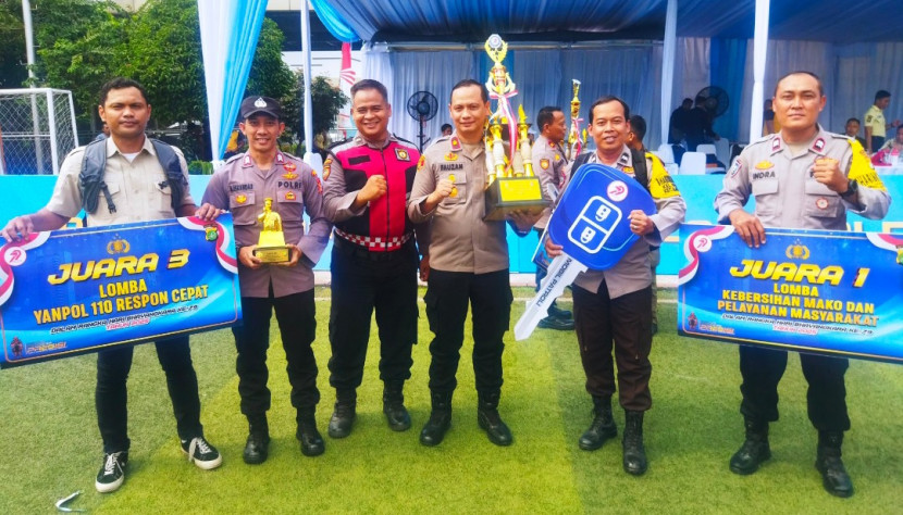 Polsek Bojongsari, Polrestro Depok, yang keluar sebagai Juara 1 dalam Lomba Kebersihan Komando dan Pelayanan Masyarakat Tingkat Polda Metro Jaya dan Layanan 110 Respon Cepat diganjar Juara 3. (Foto: Dok Humas Polrestro Depok)