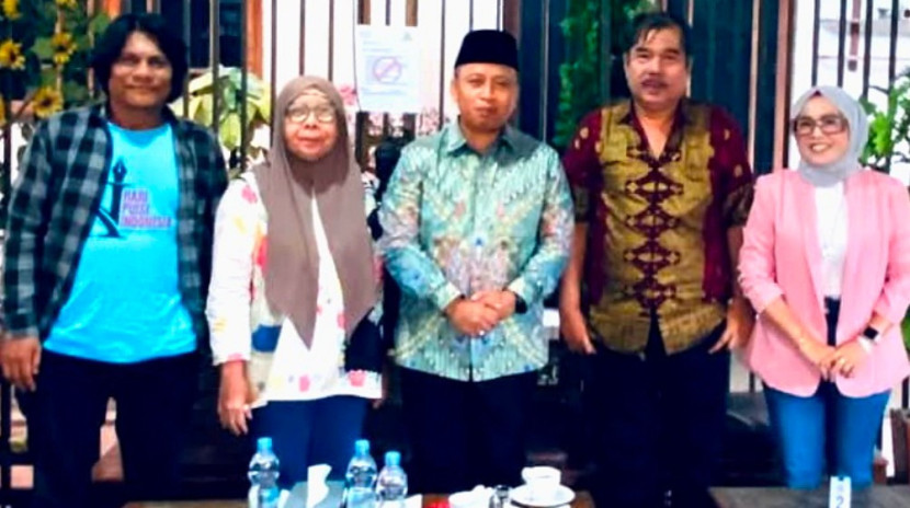Wali Kota Depok Supian Suri (berpeci tengah) berpose bersama Ketua YHP Asrizal Nur, Ariyani Isnamurti, Sihar Ramses Simatupang, dan Willy Ana. (Foto: Dok YHP)