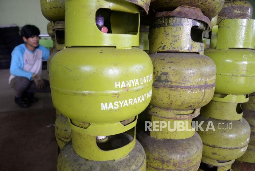 Tabung gas elpiji 3 kg.
