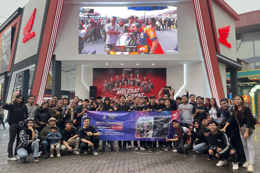 Para Peserta dari Beberapa Komunitas Motor Honda di Depan Booth Honda saat Jakarta Fair Kemayoran (Doc. Wahana Artha Group).