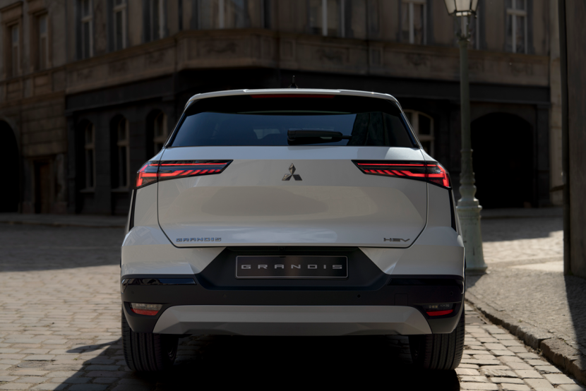 Tampilan Belakang Grandis dengan Lampu Belakang Horizontal (Doc. Mitsubishi Motors).
