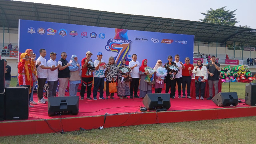 Wakil Wali Kota Depok Chandra Rahmansyah berfoto bersama dengan para alumni, panitia, dan pengurus Persada Cup ke-7, Sabtu (5/7/2015) di Stadion Merpati, Depok.
