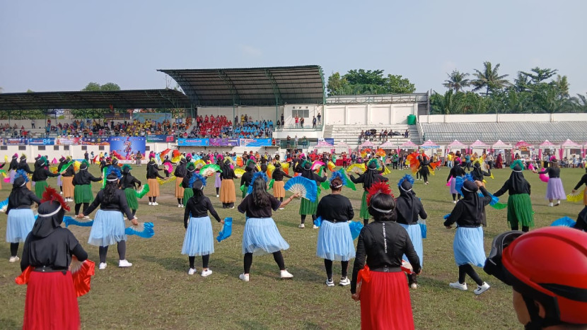 Tari kolosal.dipersembahkan para alumni SMP Negeri 2 Depok pada pembukaan Persada Cup ke-7. 