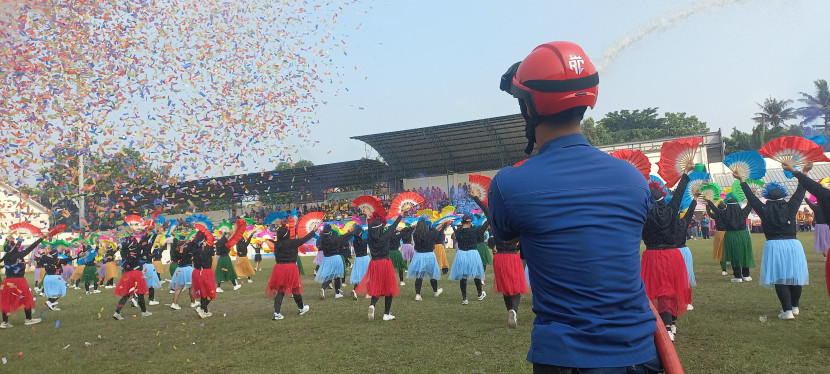 Tim pemadam kebakaran turut beraksi memeriahkan pembukaan Persada Cup ke-7. 