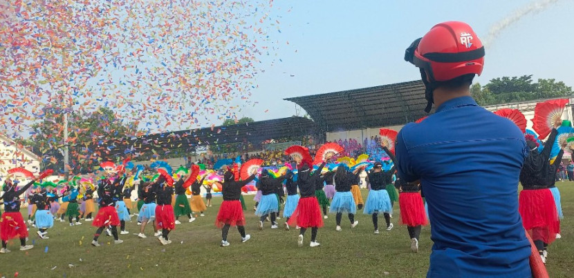Tarian kolosal membuka acara Persada Cup 2025 di Stadion Merpati Depok, Sabtu (05/07/2025). (Foto: Dok RUZKA INDONESIA)