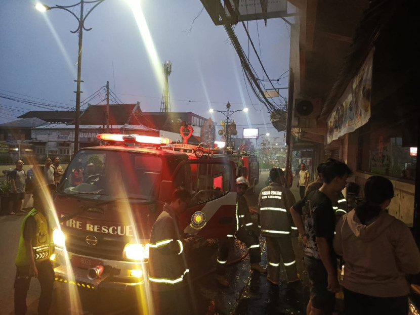 Petugas damkar tengah memadamkan kebakaran di sebuah ruko di Jalan Ahmad Yani, Kota Sukabumi, Sabtu (5/7/2025).
