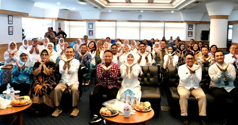 Wali Kota Depok, Supian Suri bersama pengurus Dekranasda usai rapat kerja di Aula Gedung BJB, Jumat (04/07/2025). (Foto: Dok Diskominfo Kota Depok)