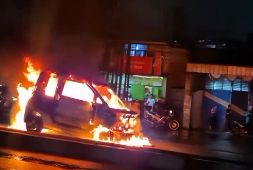 Wuling AirEV Terbakar di Persimpangan Soekarno Hatta Bandung