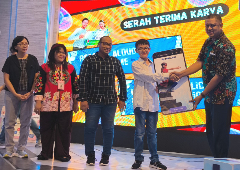 Pustakawan Ahli Muda Dinas Perpustakaan dan Kearsipan Kota Surabaya, Moch Arief (kanan) secara simbolis menerima aplikasi BookLens dari Daniel Handoko