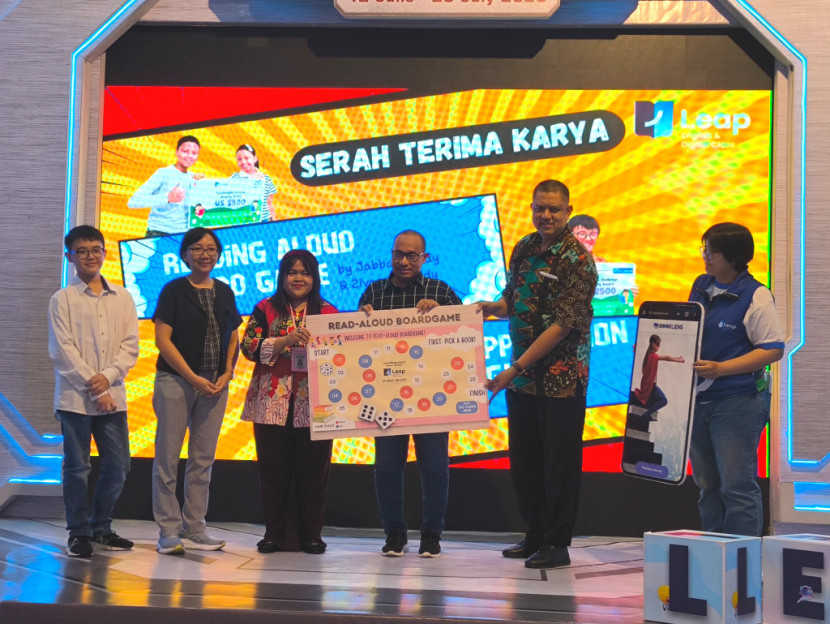 Penyerahan Reading Aloud Board Game dari Leap ke Pemkot Surabaya