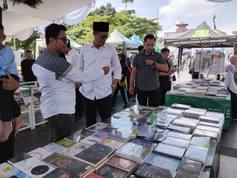 Wali Kota Sukabumi Ayep Zaki meninjau acara Islamic Book Fair Kota Sukabumi di Alun-Alun Kota Sukabumi, Ahad (6/7/2025).