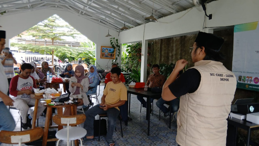 Para peserta menyimak penjelasan Ketua Lazisnu Depok, Muchtar Said. 