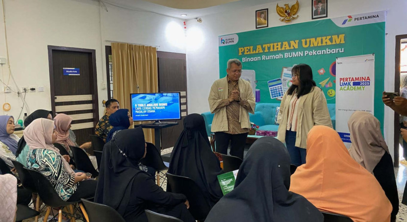 Selain mengunjungi lokasi usaha lima peserta, tim Pertamina UMK Academy juga memberikan pelatihan kepada seluruh peserta Pertamina UMK Academy wilayah Pekanbaru di Rumah BUMN Pertamina. (Foto: Dok RUZKA INDONESIA)