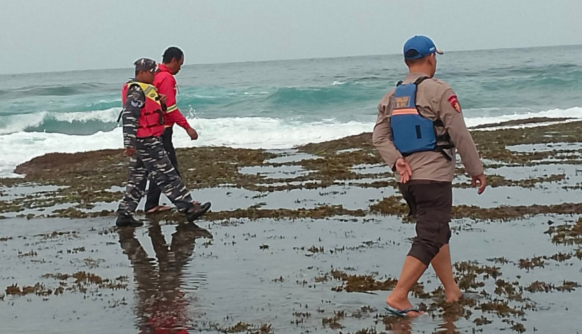 Aktifitas pencarian korban laka laut Pantasi Sayang Heulang Garut Jawa Barat. (Foto: Ridwan/RUZKA INDONESIA)