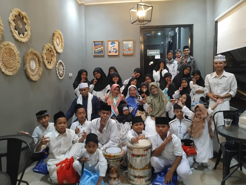 Tasyakuran lebaran anak yatim Panti Asuhan Muslimin Sukmawinata Kota Sukabum, Ahad (6/7/2025).