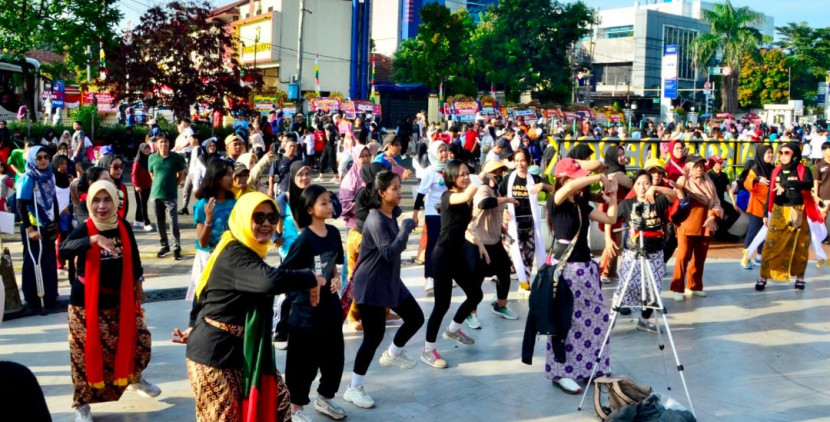 Flashmob Tari Lengger Eling-eling Ciwit-ciwitan di Depok Open Space (DOS). (Foto: Bakul Budaya)