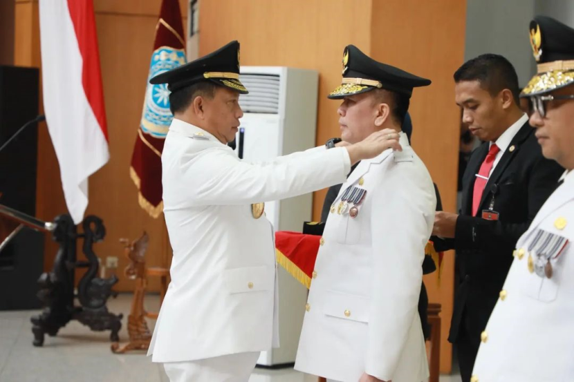 Mendagri Tito Karnavian saat melantik Agus Fatoni sebagai Pj Gubernur Sumatera Selatan. (FOTO: Humas Pemprov Sumsel)