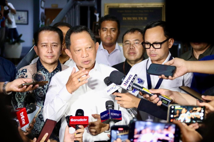 Sebagai Dirjen Bina Keuda Agus Fatoni mendampingi Mendagri dan Wamendagri. (FOTO: IG @agusfatoni_af)