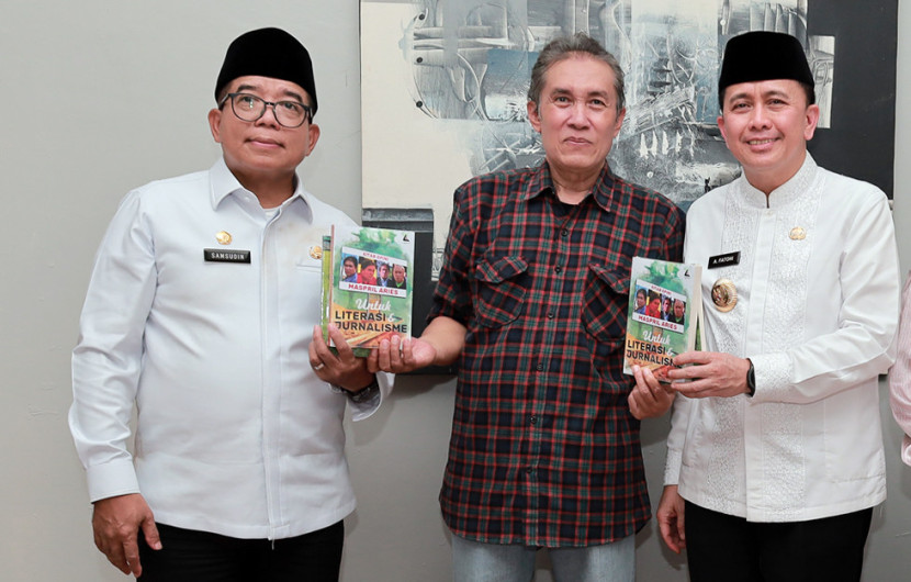 Agus Fatoni saat menjabat Pj Gubernur Sumut bersama Pj Gubernur Lampung Samsudin (kiri). FOTO: Dok, KingdomSriwijaya.id)