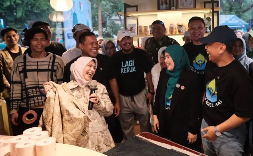 Ketua Dekranasda Kota Depok, Siti Barkah Hasanah atau yang akrab disapa Cing Ikah (tengah) bersama Wali Kota Depok, Supian Suri (kanan) sedang mendapat penjelasan terkait Batik Depok. (Foto: Dok Diskominfo Kota Depok)