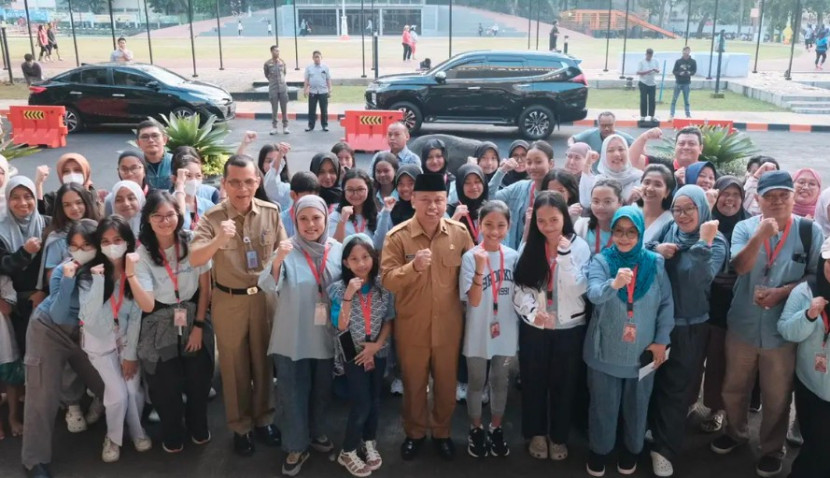 Wali Kota Depok, Supian Suri melepas keberangkatan Sanggar Tari Ayodya Pala di Balai Kota Depok pada Senin (07/07/2025) pagi. (Foto: Dok Diskominfo Kota Depok)