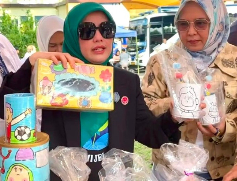 Ketua Dekranasda, Siti Barkah Hasanah (kiri) dan Ketua BKD DPRD Kota Depok, Qonita Lutfiyah (kanan). (Foto: Dok Diskominfo Kota Depok)