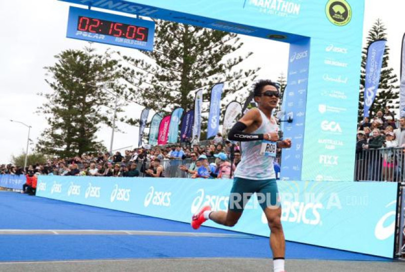 Atlet lari nasional Indonesia Robi Syianturi saat finis di Gold Coast Marathon 2025, Ahad (6/7/2025). Foto: Dok Asics Indonesia