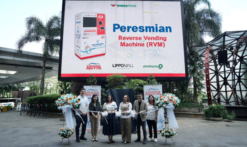 AQUVIVA, produk air minum dalam kemasan (AMDK) unggulan dari WINGS Food, bersama dengan Plasticpay meresmikan Reverse Vending Machine (RVM) pertamanya di Lippo Mall Kemang. (Foto: Dok WINGS Group)