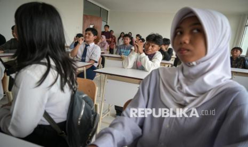 Sejumlah calon siswa Sekolah Rakyat mecoba ruang kelas yang menjadi salah satu lokasi Sekolah Rakyat usai acara sosialisasi dan dialog dengan calon siswa Sekolah Rakyat di Pusdiklatbangprof Marga Guna, Jakarta, Rabu 25/6/2025. Gambar: Republika
