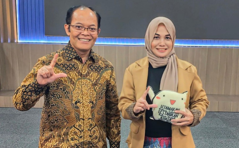 Yulianti Basr, SE, MSI, bersama Kepala Badan Pengembangan dan Pembinaan Bahasa, Kemendikbud, Hafidz Muksin, S.Sos., M.Si. (Foto Herman Syahara)