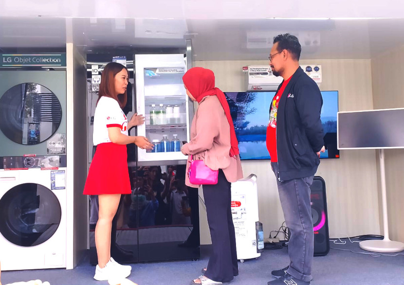 Pengunjung melihat langsung kecanggihan kulkas LG InstaView Multi-Door Objet Collection