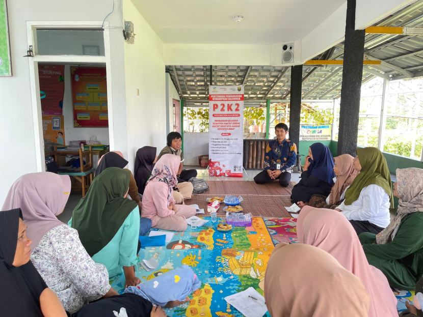 Kegiatan Pertemuan Peningkatan Kemampuan Keluarga (P2K2) yang dihadiri oleh Pendamping PKH, Puskesos dan KPM PKH.