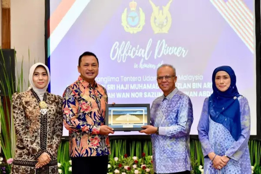 KSAU Marsekal Mohamad Tonny Harjono dan Panglima TUDM Jenderal Dato’ Sri Haji Muhamad Norazlan bin Aris. Sumber: Dispenau