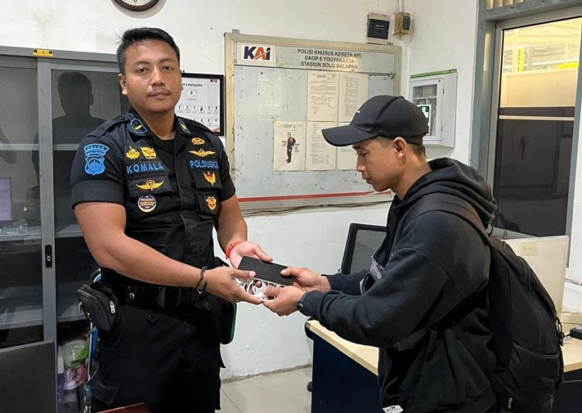 Telepon seluler milik Meganan Daryono dikembalikan oleh Indra Komala, Penyelia Polsuska Stasiun Solo Balapan, kurang dari 12 jam sejak laporan kehilangan masuk tanpa biaya dan tanpa kerumitan. (Foto: Humas PT KAI)