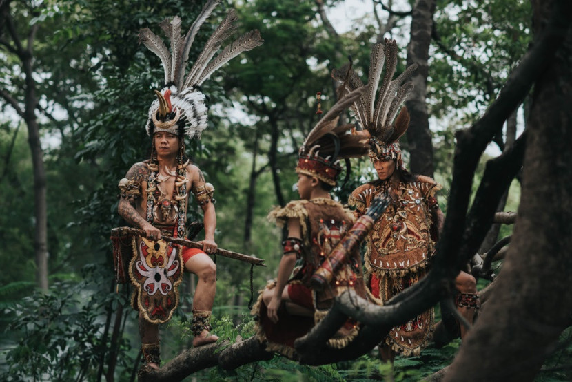 Suku Dayak dengan senjata khasnya, mandau. (misteraladin)