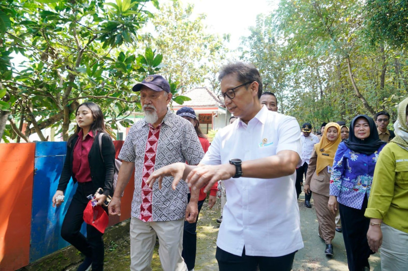 Menteri Kesehatan (Menkes) Budi Gunadi Sadikin dan Bupati Sampang, H. Slamet Junaidi saat pelaksananaan program 'PDKT dengan Kumis Pak Kades' (Peduli Kesehatan Kulit dengan Komunikasi Perubahan Perilaku Masyarakat Desa.